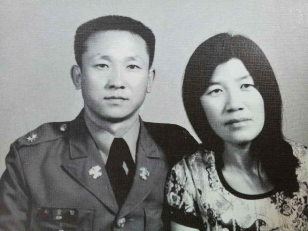 1978년 고 김오랑(왼쪽) 중령이 소령일 당시 정복을 입고 부인 백영옥씨와 찍은 사진. 김오랑중령추모사업회 제공