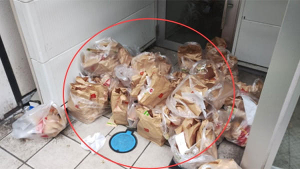 일본의 한 맥도날드 매장 앞에 버려진 햄버거들. / 사진=엑스