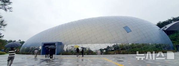 [창원=뉴시스] 강경국 기자 = 12일 경남 창원시 대상공원 민간공원 조성 특례사업으로 조성 중인 맘스프리존이 언론에 공개되고 있다. 2025.08.12. kgkang@newsis.com